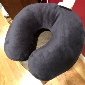 Travel neck pillow in navy